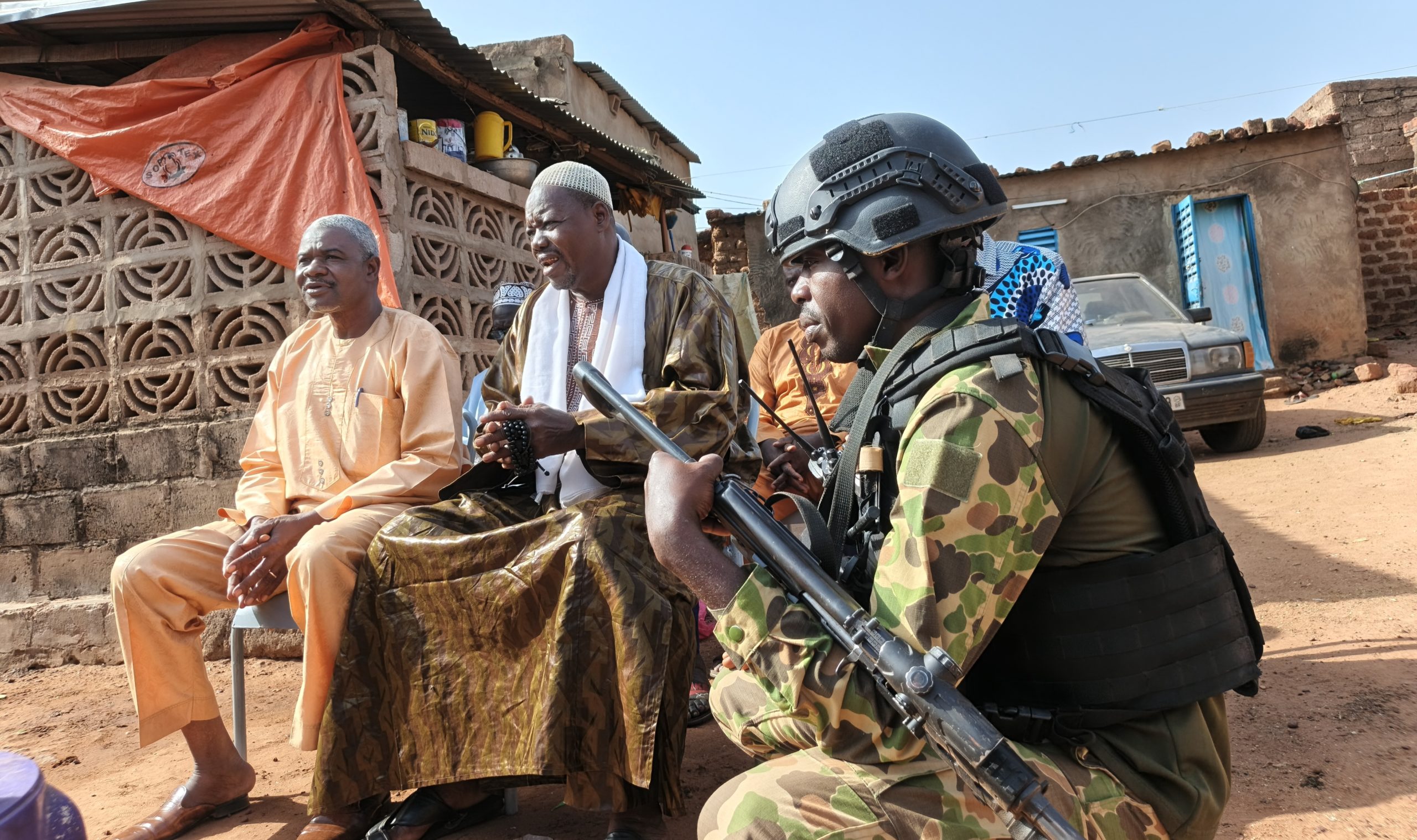 Au milieu en boubou, l'imam de Bondokuy, capitaine Sanky et un membre de la communauté musulmane