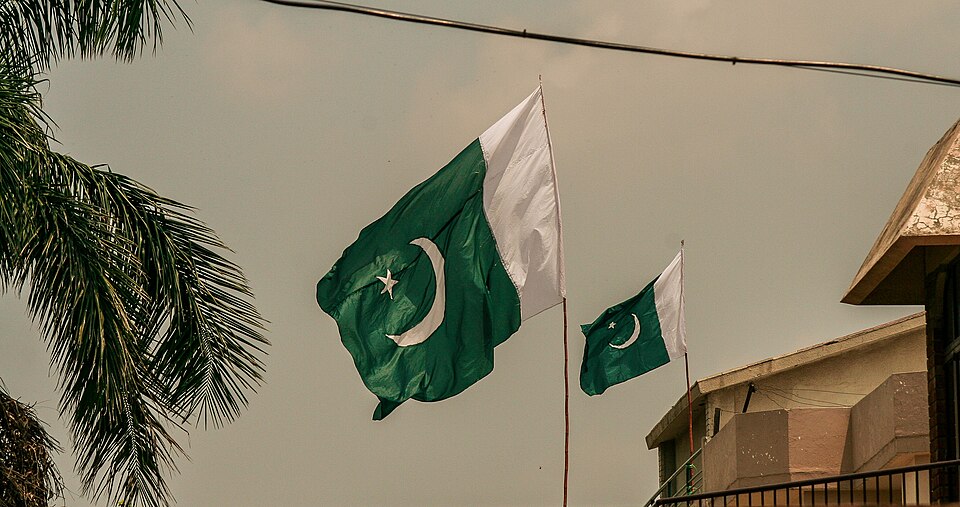 Pakistan_Flag_in_air.jpg