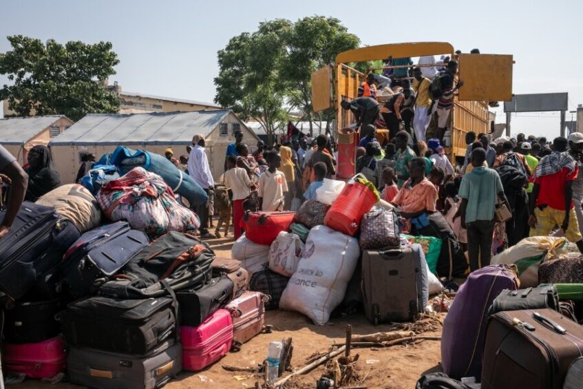 Displaced-people-at-Renk-transit-centre-in-South-Sudan-where-rains-have-turned-the-dusty-earth-to-mud.-Eulalia-Berlanga-847x565.jpg