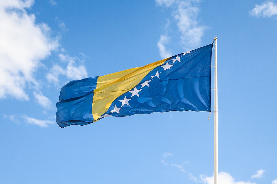 Flag_of_Bosnia_and_Herzegovina_in_White_Fortress_Sarajevo.jpg
